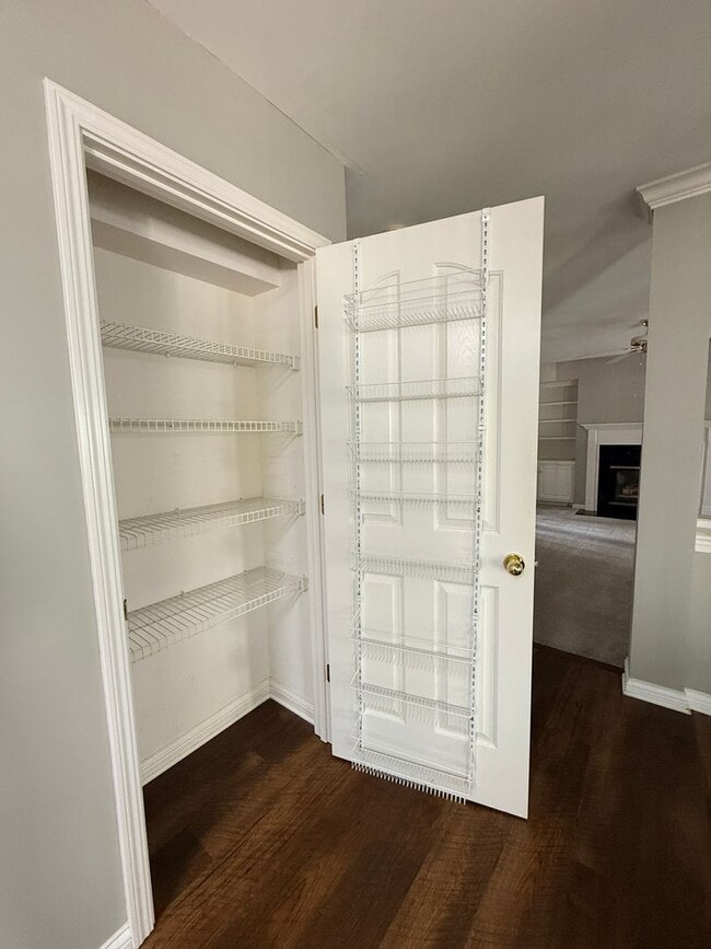 Building Photo - Spacious 4 Bed 2.5 Bath In Lexington!