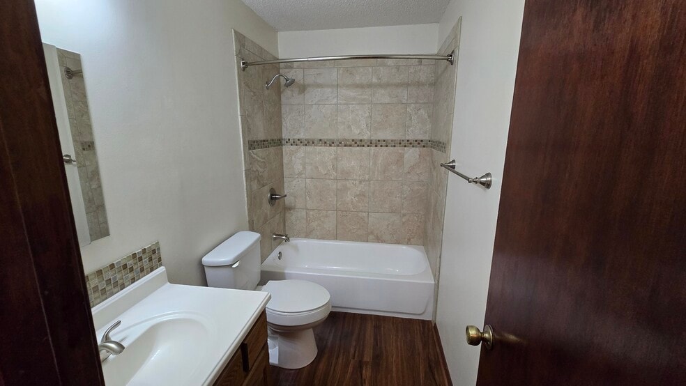 Bath - 408 N Joplin Pl