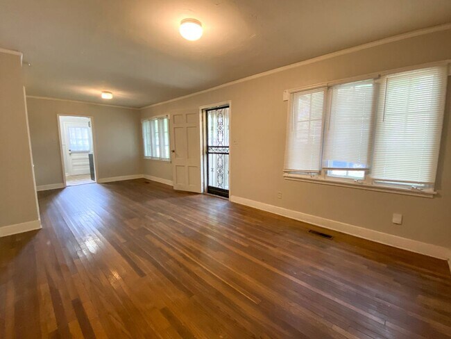 Building Photo - 3 bed, 1 bath by the University of Memphis