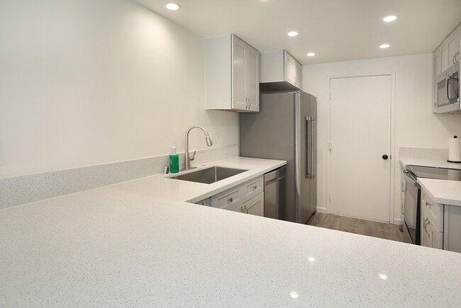 Building Photo - 7912 Rainbow Cir