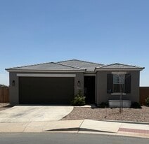 3 bed/2 bath w/pool 1750 sq ft - 1089 W Elm Ave