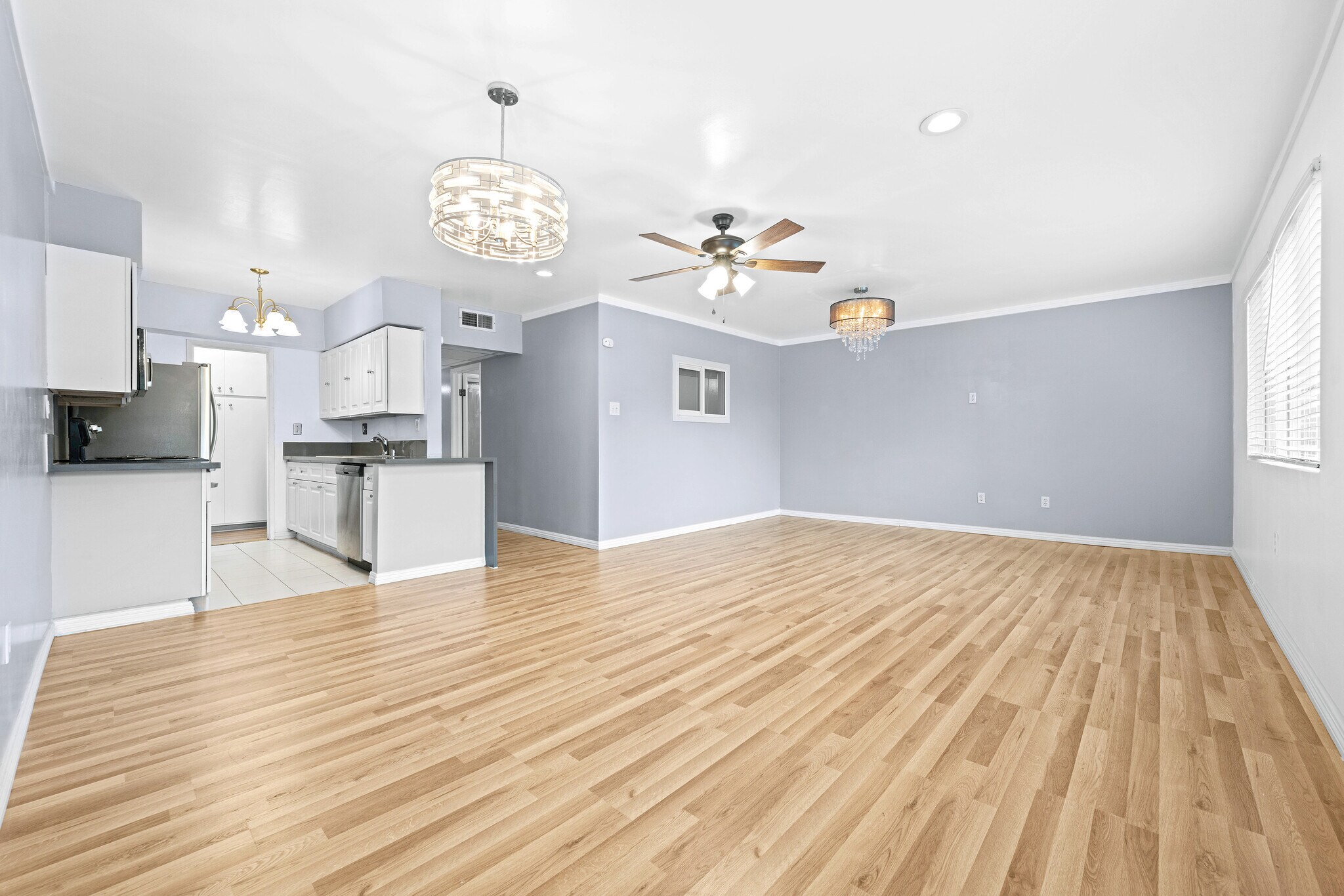 Building Photo - 12801 Moorpark St