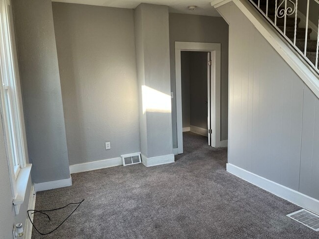 Building Photo - 3 bedroom remodeled home in Davenport near...