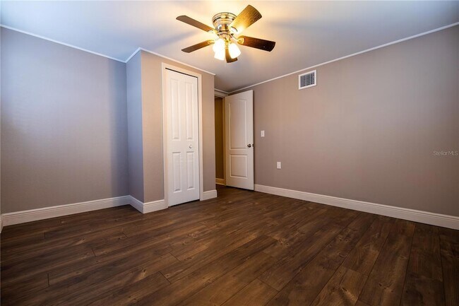 Building Photo - 2026 Sunset Ln