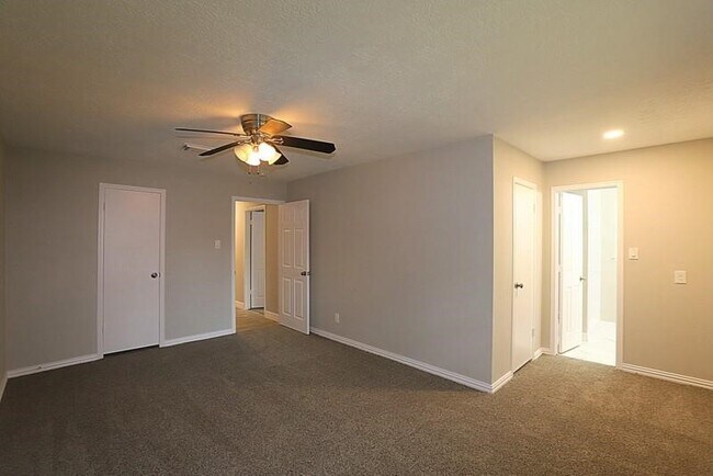 Building Photo - 511 Rosewood Dr