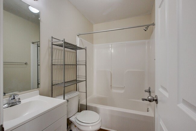 Building Photo - 3 bed 2 bath in the heart of St. B.  Fresh Paint.  Clean and Ready for You.