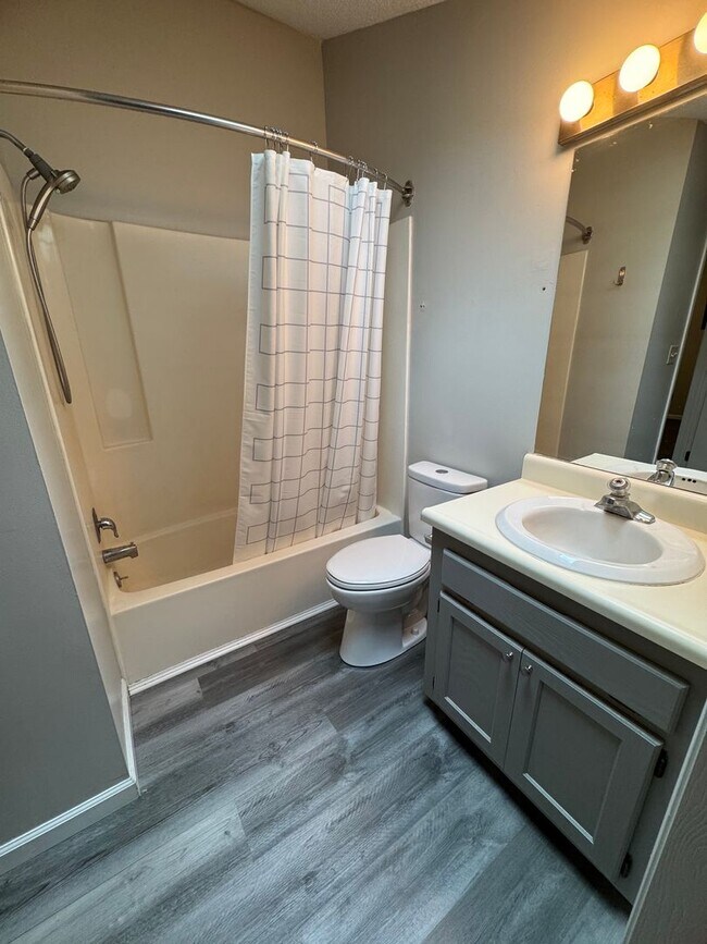 Building Photo - 4 bed 3.5 bath duplex
