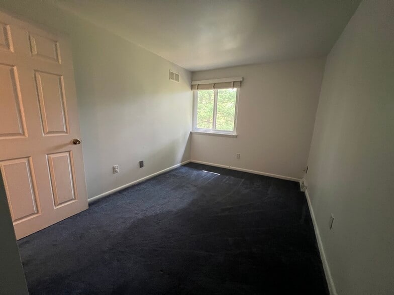 Building Photo - 919 Putnam Blvd