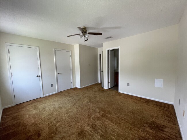 Building Photo - Townhouse For Rent