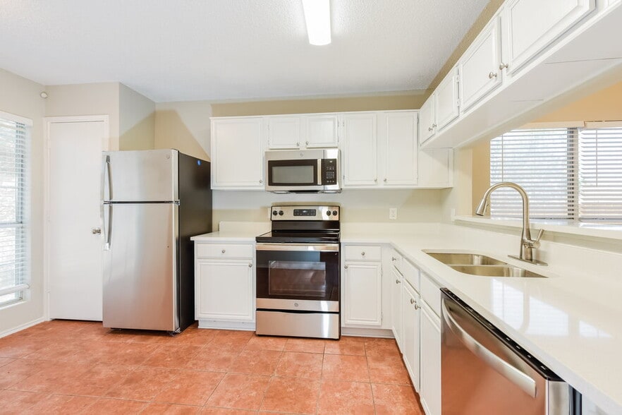 Building Photo - 4653 Feathercrest Dr