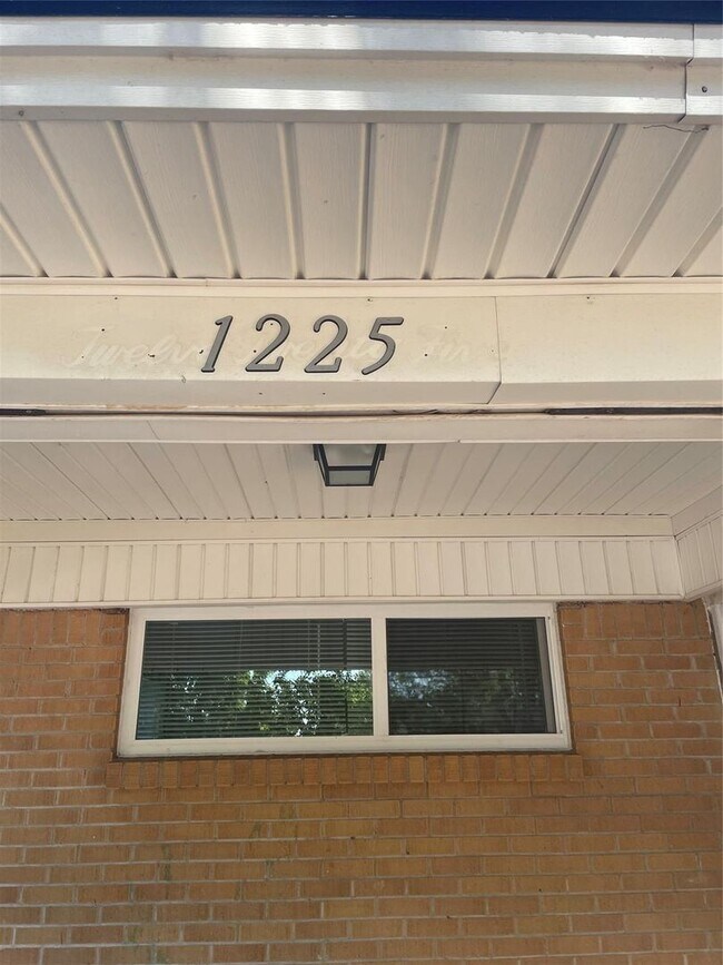 Building Photo - 3 BR/2BA |  Renovated Single Family Home |   2-car garage | Fenced backyard!