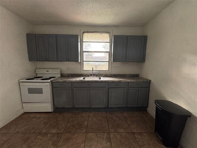 Building Photo - 638 Columbia St