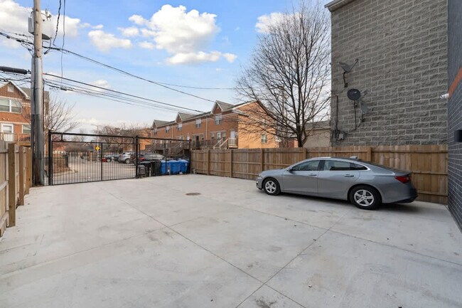 Building Photo - 2110 W Washington Blvd