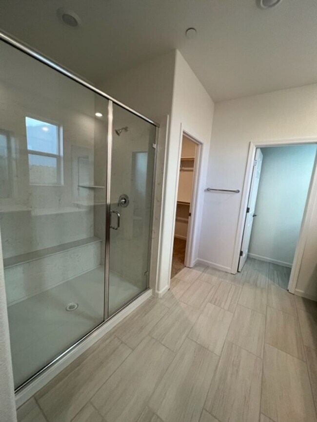 Building Photo - Beautiful 3 Bedroom and 2 Bathroom Home in Lincoln $2,995.00