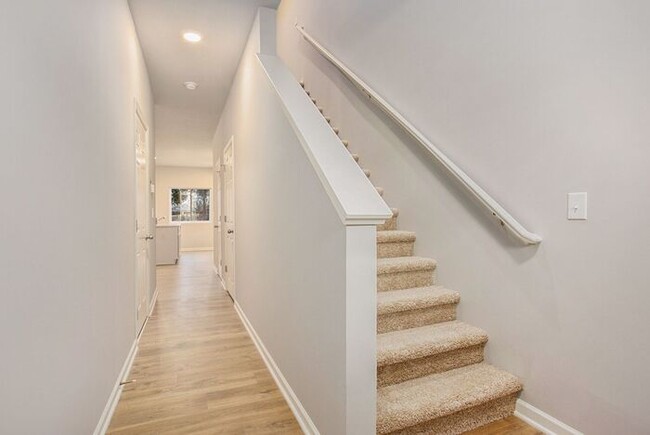 Building Photo - 3520 Welden Dr SW