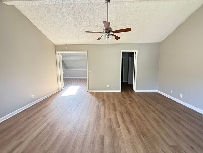 Building Photo - Bellevue!  2 Bedroom / 2 Bath House w/ Loft!  Renovated - Pet Friendly