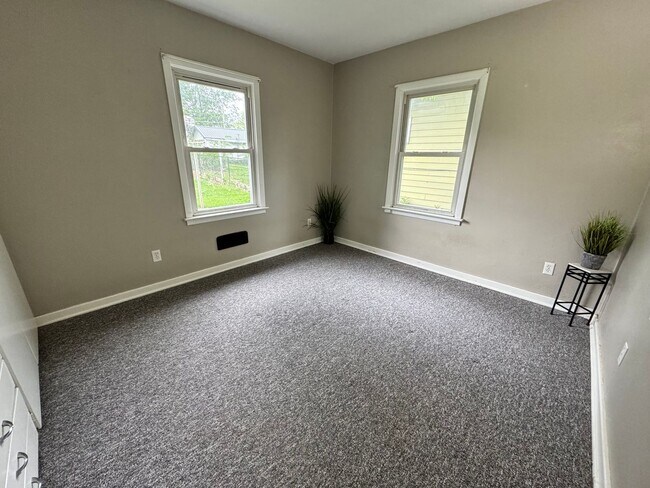 Building Photo - 2 bed, 1 bath home for rent in Hudson available IMMEDIATELY