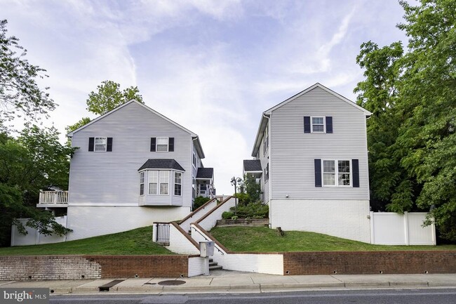 Building Photo - 132 E Glebe Rd