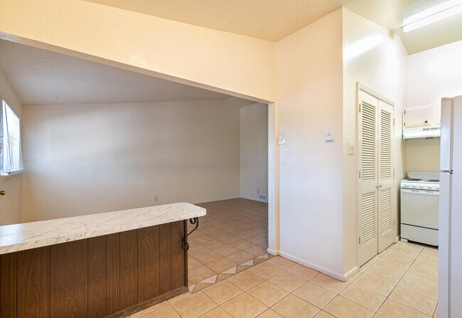 Building Photo - 206 Princeton Dr SE