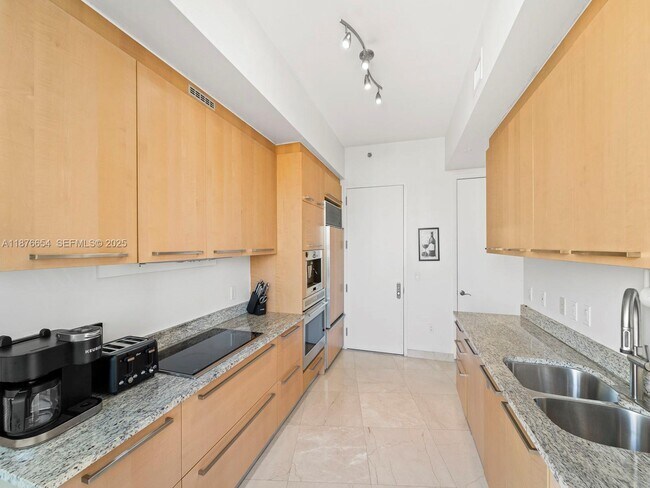 Building Photo - 15901 Collins Ave