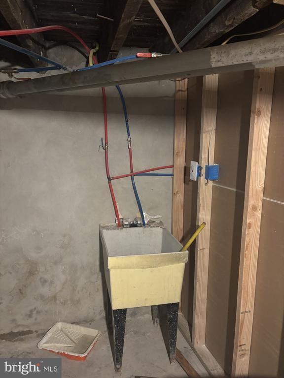 Building Photo - 122 Sharon Ave