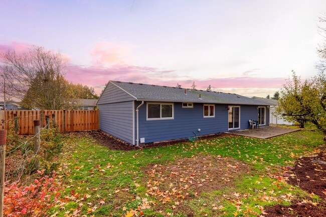 Building Photo - Charming 3 BR/ 1.5 Bath Mt. Pleasant Home.