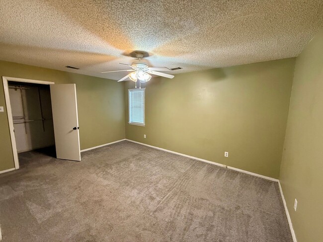 Building Photo - 1116 W Nettleton Ave