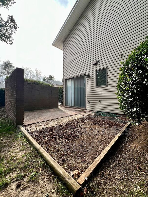 Building Photo - 207 Forest View Ct