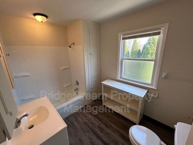 Building Photo - 101 E Bruce Ave