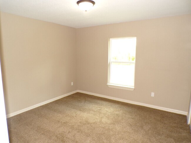 Building Photo - Marion Oaks Home