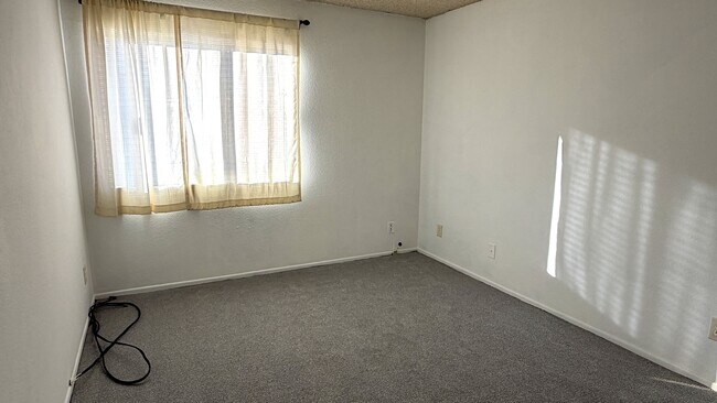 Building Photo - 2805 E 3rd St