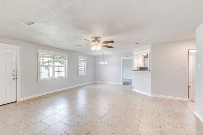 Building Photo - 2307 Traverse Dr