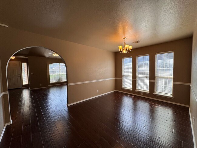 Building Photo - Large 3 bed 2 bath with 2 car garage.