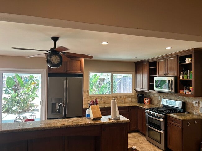 Building Photo - RURAL CHARM ON TOP OF THE HILLS IN VISTA