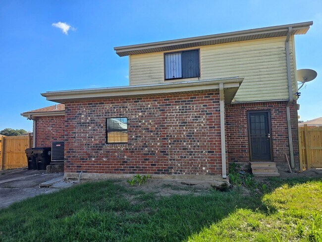 Building Photo - Spacious 5 Bedroom Single Home with Modern Comforts and Great Outdoor Space