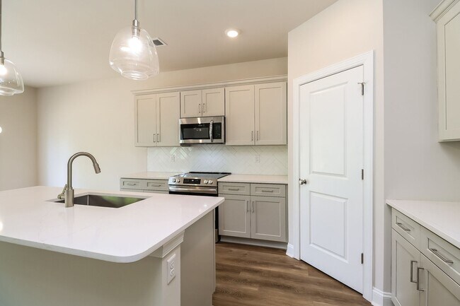 Building Photo - Beautiful 4BR 2.5BA Home w/ Full Appliance Kitchen • Garage Parking •