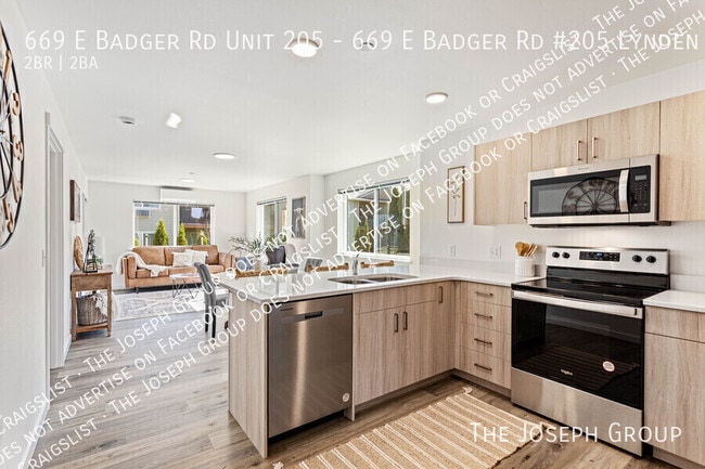 Building Photo - 669 E Badger Rd