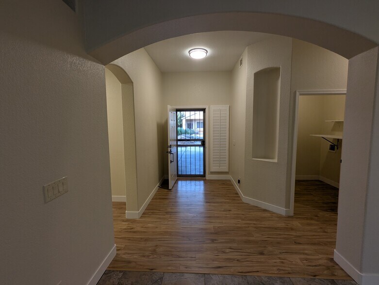 Building Photo - 267 E Smoke Tree Rd