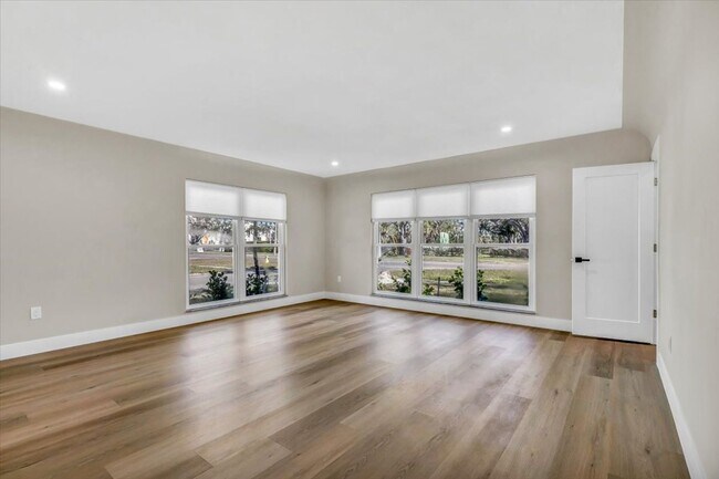 Building Photo - 525 Lamara Way NE
