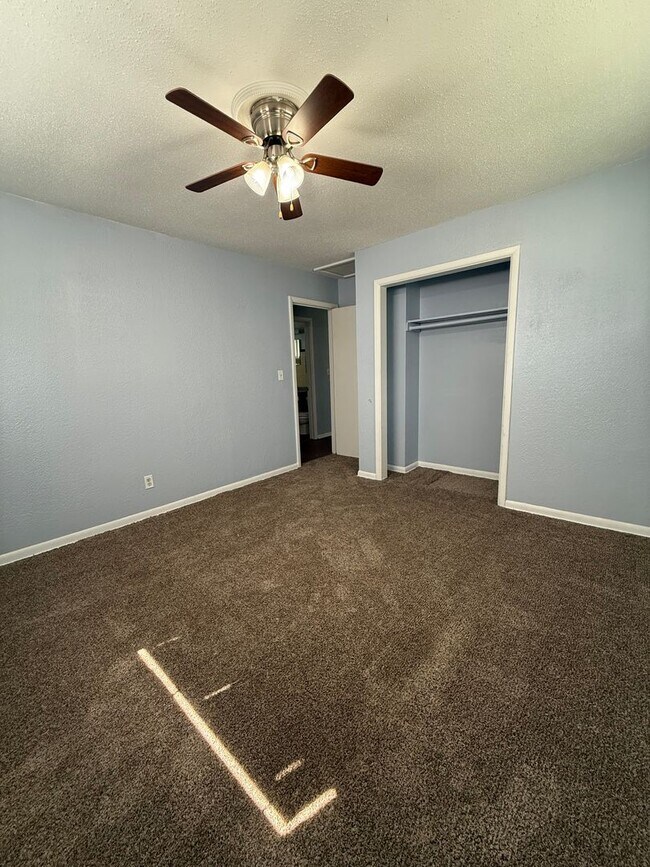Building Photo - Charming 2 Bedroom Brick Duplex- Pet Friendly!