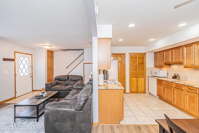 Building Photo - 1305 Kingsbury Dr