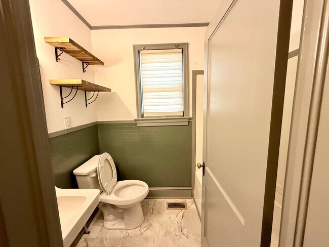 Building Photo - 3BR Normaltown Charmer