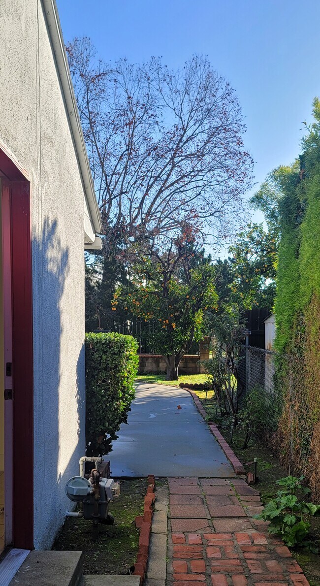 Building Photo - Room Rental Glendora
