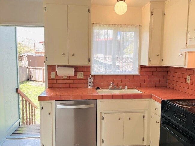 Building Photo - Cedar St in Aptos great 3 Bedroom