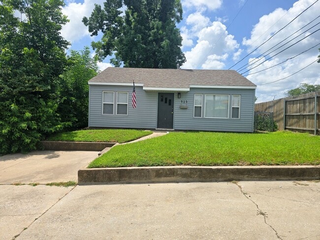 Building Photo - 2 Bedroom 1 Bath Home in Shawnee