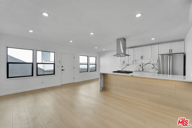 Building Photo - 926 N Spaulding Ave