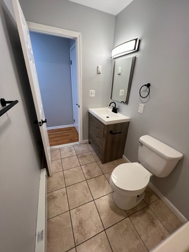 Building Photo - Renovated large 1 BR in heart of downtown ...