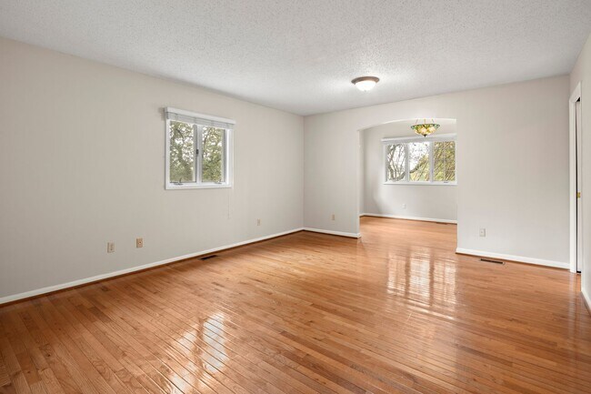 Building Photo - Spacious Updated Ranch