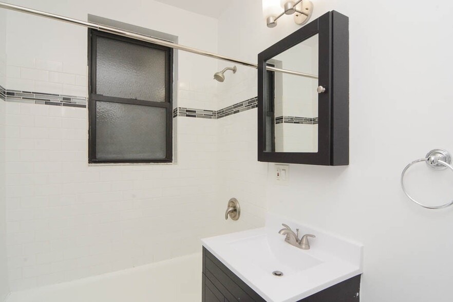 Building Photo - 3345 N Marshfield Ave