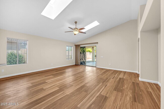 Building Photo - 3124 E Roveen Ave